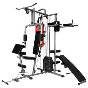 Gimnasio Multiestacion musculacion con un saco de boxeo